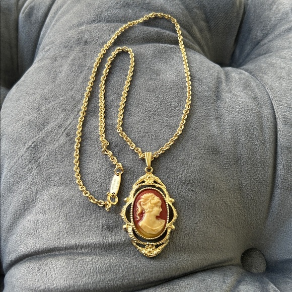 Vintage 1950’s Whiting & Davis Gold Cameo Pendant Necklace - Picture 5 of 16